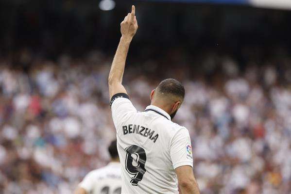 El delantero del Real Madrid Karim Benzema celebra su gol durante el partido de la última jornada de Liga que el Real Madrid y el Athletic Club de Bilbao disputaron en el estadio Santiago Bernabéu. EFE/Daniel González