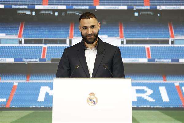 Karim Benzema pronuncia su discurso de despedida, durante el acto institucional de homenaje que el equipo rindió al delantero francés, quien deja el equipo tras catorce años de éxitos, como jugador con más títulos de la historia del club blanco. Benzema se marcha admitiendo que su "sueño" era retirarse de blanco pero decantándose por "otra oportunidad" que se le abre en el fútbol árabe. EFE/ Real Madrid