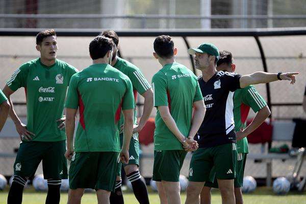 El entrenador de la Selección Nacional de México, Diego Cocca (d), dirige un entrenamiento en el Centro de Alto Rendimiento de la Federación Mexicana de Fútbol, en Ciudad de México (México). Fotografía de archivo. EFE/José Méndez