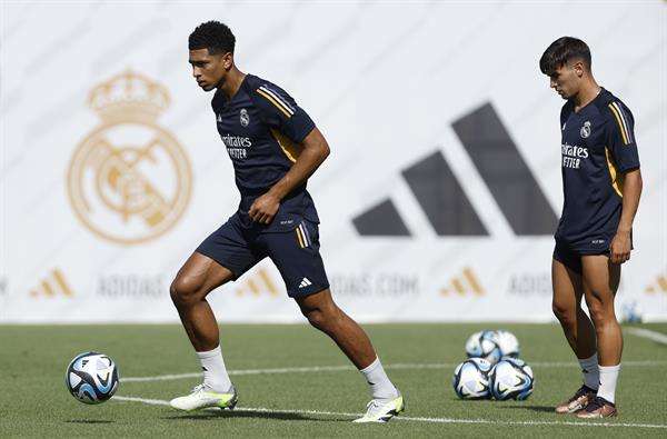 Dos de las nuevas incorporaciones del Real Madrid, el inglés Jude Bellingham (i) y hispano-marroquí Brahim Díaz (d), participan en la primera sesión vespertina en la ciudad deportiva de Valdebebas, en Madrid, este lunes, en el inicio de la pretemporada del conjunto blanco. EFE/Realmadrid.com/ Víctor Carretero
