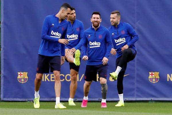 Fotografía de archivo, tomada en octubre de 2019, en la que se registró a los futbolistas Sergio Busquets (i), Luis Suárez (2i), Lionel Messi (2d) y Jordi Alba (d), durante un entrenamiento con el club español Barcelona. Busquets, Messi y Alba son los nuevos grandes refuerzos del club estadounidense Inter Miami de la MLS. EFE/Toni Albir