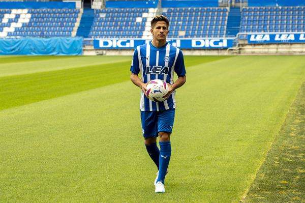 El Deportivo Alavés presenta este lunes en Vitoria a su nuevo jugador, el delantero italiano Giuliano Simeone. EFE/David Aguilar