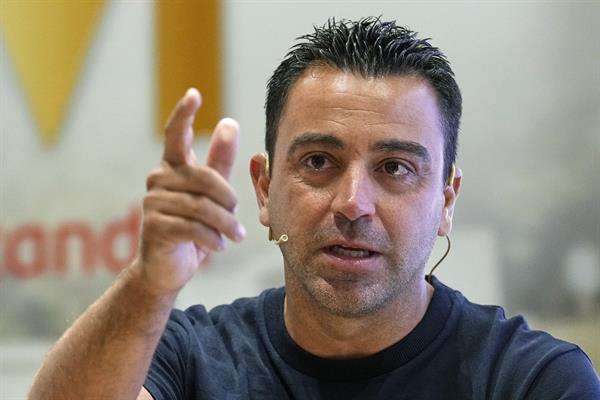 El entrenador del FC Barcelona, Xavi Hernández, durante el acto de presentación de su campus de verano para niños, en un momento en el que el campeón de Liga está incorporando nuevos fichajes. EFE/Alejandro García