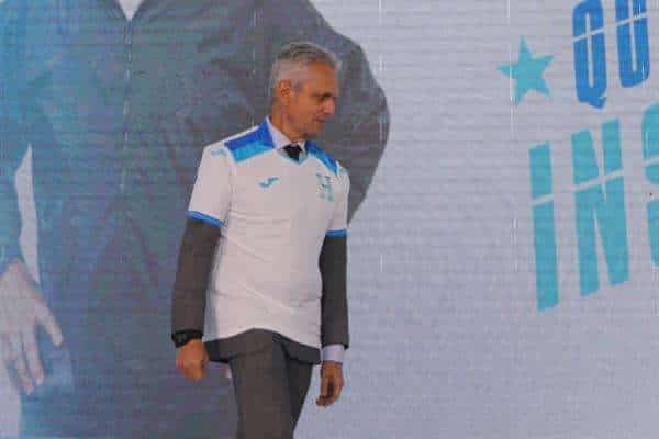 El entrenador de fútbol colombiano Reinaldo Rueda usa la camiseta del equipo durante su presentación como técnico de la selección nacional de Honduras, hoy, en Tegucigalpa (Honduras). EFE/ Gustavo Amador