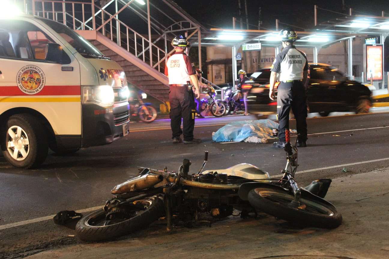 Motocicletas colisionan en Aguilar Batres, una mujer muere