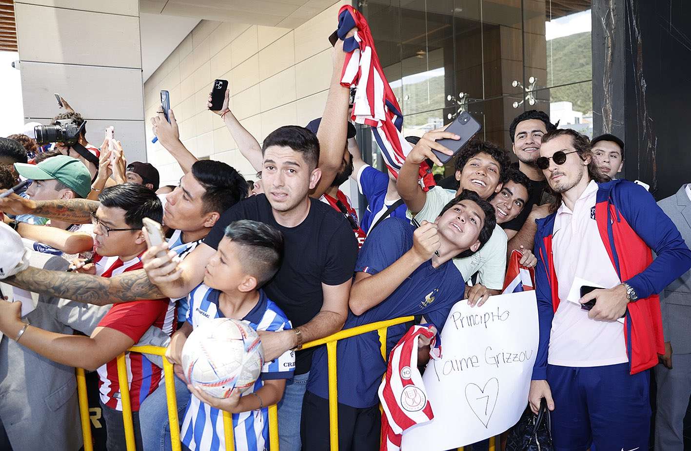 Los jugadores del Atlético de Madrid a su llegada este lunes a Monterrey, en México, donde el próximo miércoles se enfrentarán en un amistoso a la Real Sociedad en "LaLiga Summer Tour". EFE/Atlético de Madrid ***SÓLO USO EDITORIAL, PERMITIDO SU USO SÓLO EN RELACIÓN A LA INFORMACIÓN QUE APARECE EN EL PIE DE FOTO (CRÉDITO OBLIGATORIO)***