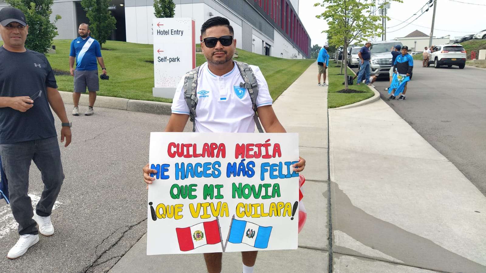 Aficionados de la Selección de Guatemala viven al máximo las horas previas al partido