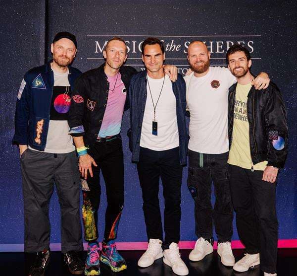 El extenista suizo Roger Federer (c) junto con los componentes del grupo británico Coldplay. EFE/ Roger Federer via Twitter. SOLO USO EDITORIAL/SOLO DISPONIBLE PARA ILUSTRAR LA NOTICIA QUE ACOMPAÑA (CRÉDITO OBLIGATORIO) -