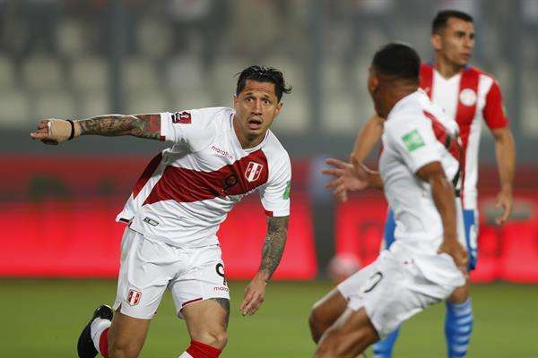 Gianluca Lapadula (i) de Perú, en una fotografía de archivo. EFE/ Paolo Aguilar