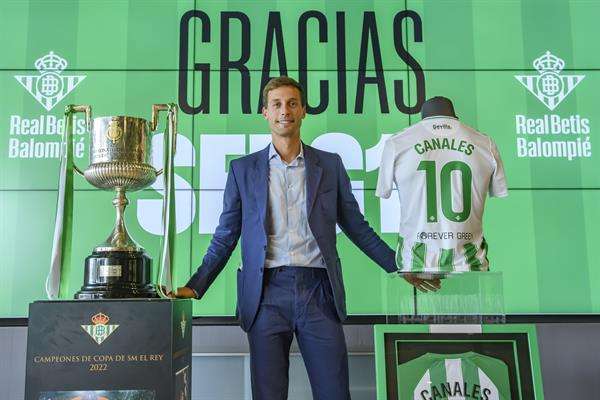 El hasta ahora jugador del Real Betis Sergio Canales durante el acto oficial de su despedida del club verdiblanco. EFE/ Raúl Caro.