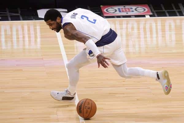 Kyrie Irving y Mavericks cierran acuerdo