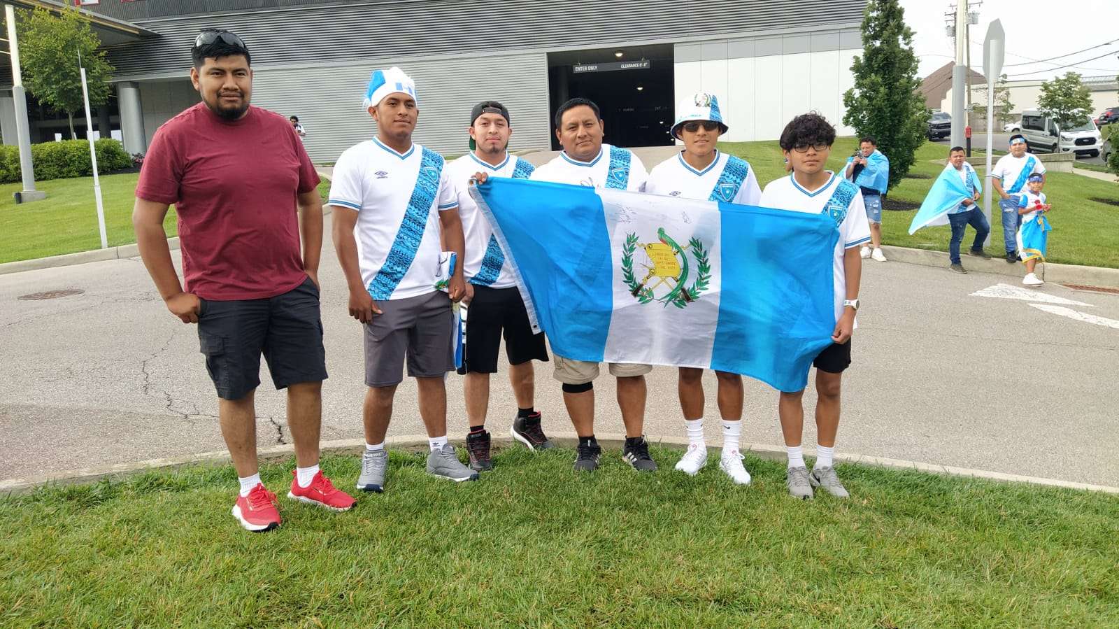 Aficionados de la Selección de Guatemala viven al máximo las horas previas al partido