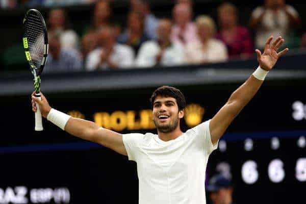 Carlos Alcaraz sacó poco a poco la cabeza en la pista central de Wimbledon y emergió ante el gigantesco Matteo Berrettini