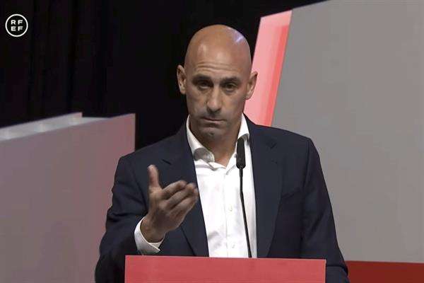 El presidente de la Real Federación Española de Fútbol, Luis Rubiales, durante su intervención en la Asamblea General de dicho organismo en la que ha anunciado que no dimitirá de su cargo tras la polémica por el beso que dio a la futbolista Jenni Hermoso tras ganar el Mundial femenino, que ha definió como "espontáneo, mutuo, eufórico y consentido" aunque ha pedido disculpas "por el contexto en el que se produjo".. EFE/ RFEF/SOLO USO EDITORIAL