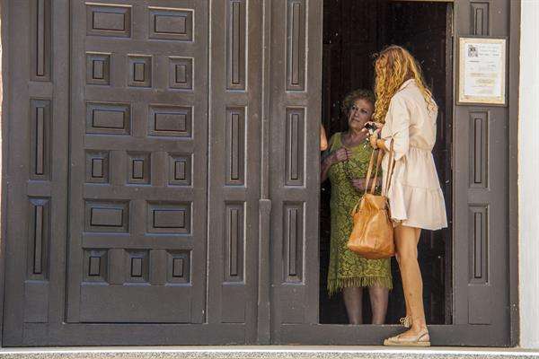 Ángeles Béjar (i), la madre de Luis Rubiales, presidente de la Real Federación Española de Fútbol suspendido temporalmente,conversa con una familiar encerrarse esta mañana en la iglesia de la Divina Pastora de Motril y se declararse en huelga de hambre hasta que se encuentre una solución a la "cacería, inhumana y sangrienta que", ha dicho, "están haciendo con mi hijo con algo que no se merece". EFE/Alba Feixas