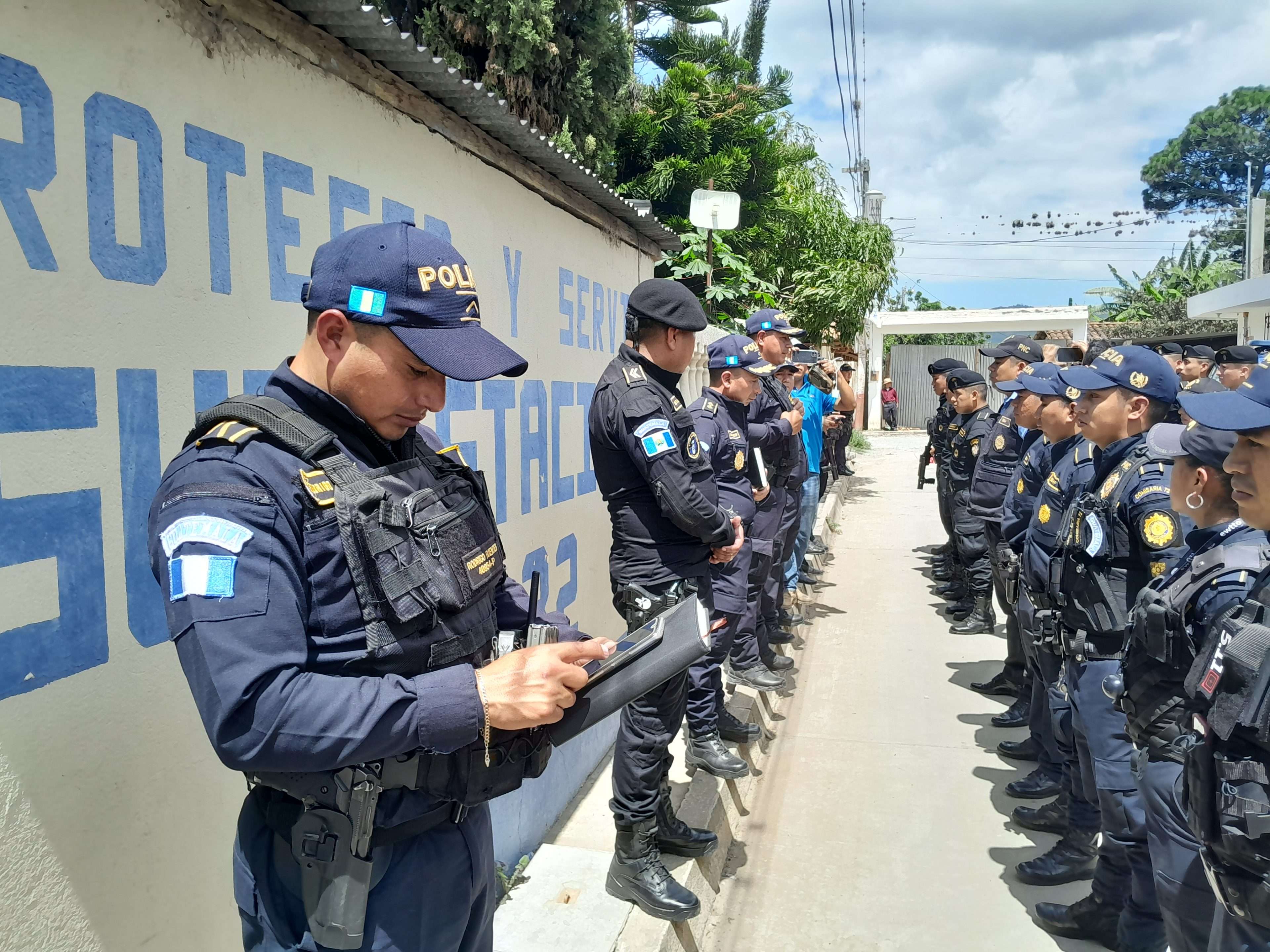 Cientos de agentes de la PNC con presencia en San Bartolomé Jocotenango, Quiché Bernardo Arévalo