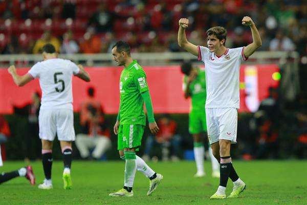 Jugadores del Sevilla celebran una anotación de Youssef En-Nesyri ante Real Betis, durante un partido de pretemporada de la Gira de Verano de LaLiga disputado en el estadio Akron, en Guadalajara, Jalisco (México). EFE/ Francisco Guasco