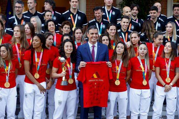 El presidente del Gobierno en funciones de Espana , Pedro Sánchez posa con la selección femenina de fútbol y la camiseta firmada por las jugadoras que le han entregado durante la recepción en el Palacio de la Moncloa. EFE/ Juan Carlos Hidalgo
