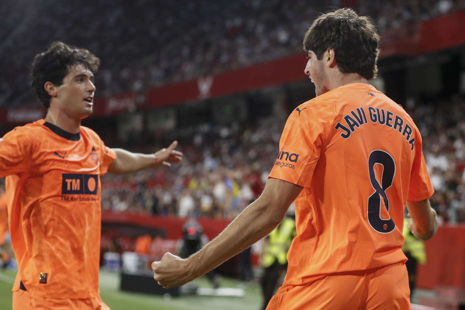 1-2. El Valencia sorprende en el Sánchez-Pizjuán a un Sevilla que acabó con diez