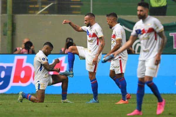 Jugadores del Fortaleza de Brasil fueron registrados este jueves, 24 de agosto, al celebrar un gol que su compañero Guilherme (c) le anotó al también brasileño América, durante el partido de ida de esta llave de cuartos de final de la Copa Sudamericana de la Conmebol, en el estadio Raimundo Sampaio, en Belo Horizonte (Brasil). EFE/Yuri Edmundo