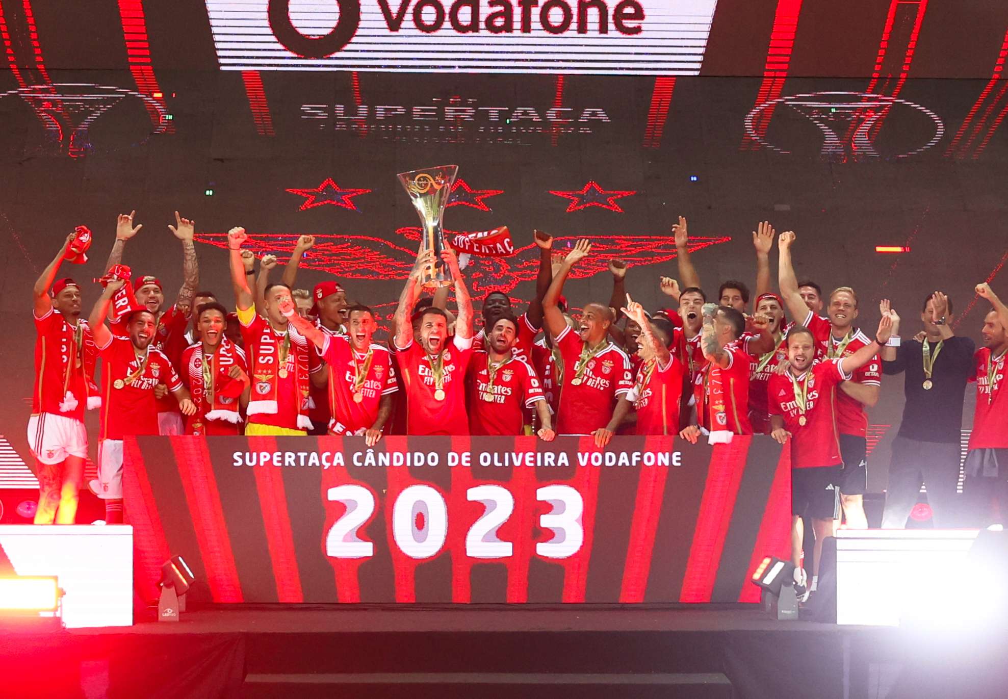 Benfica impulsada por Di María vence al Oporto y gana la Supercopa lusa