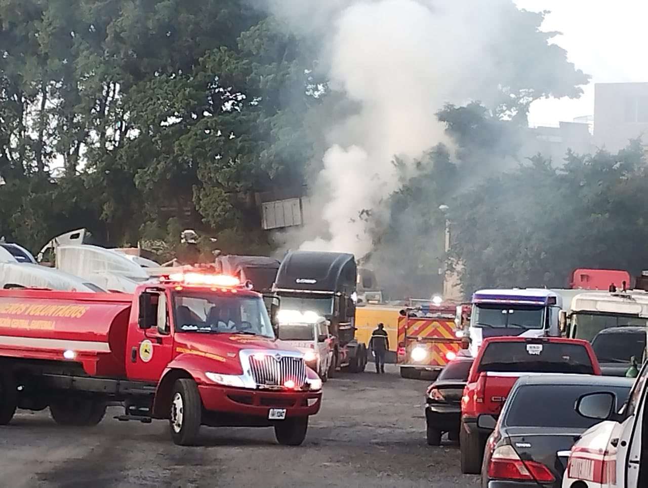Predio de camiones en zona 3 se incendia, Bomberos dan detalles