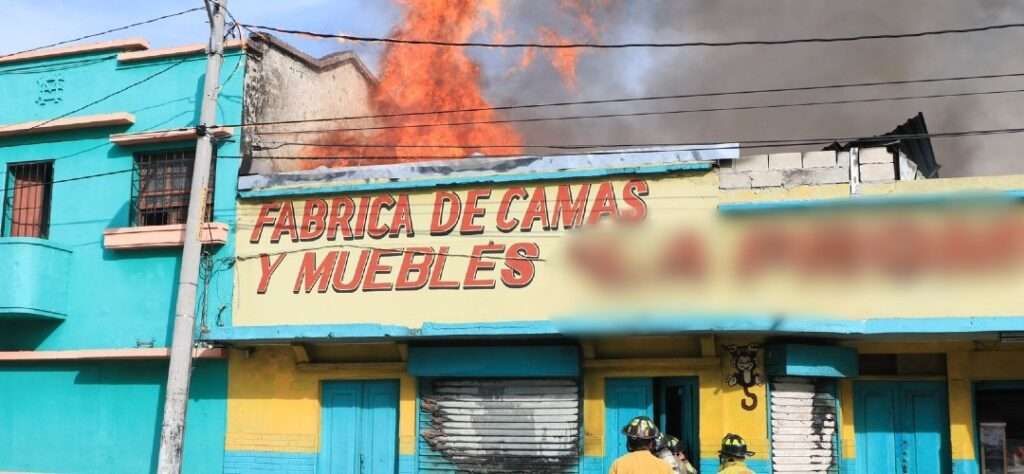 EN VIDEO | Incendio en mueblería provoca cierre en la Bolívar
