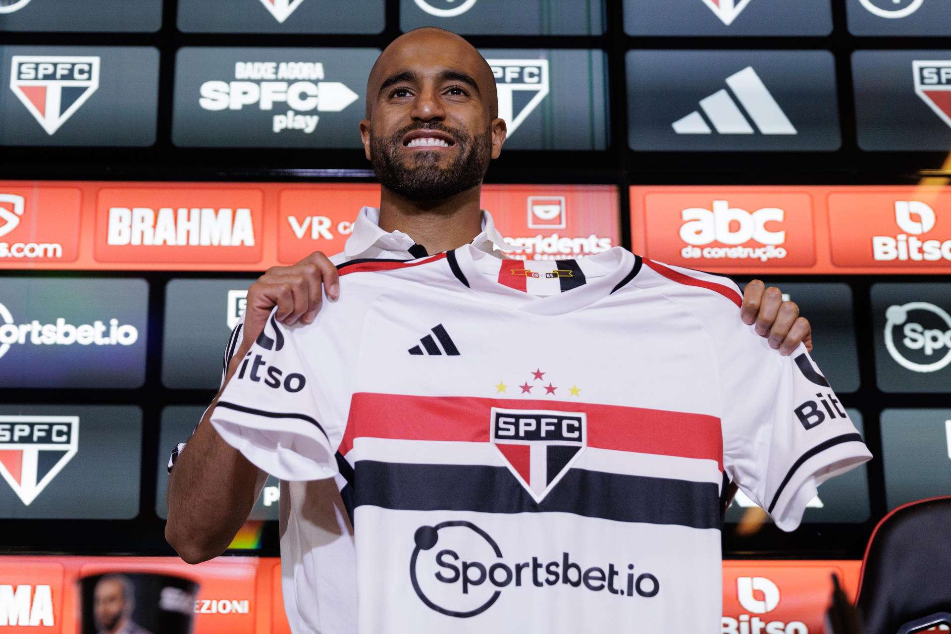 Lucas Moura se presenta en el São Paulo y avisa de que en enero volverá a estar libre