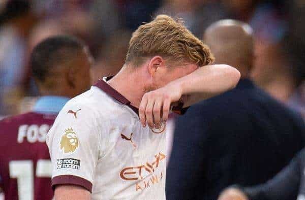 Kevin De Bruyne, del Manchester City, abandona el campo tras lesionarse en el partido de fútbol de la Premier League inglesa entre el Burnley y el Manchester City en el Turf Moor de Burnley, Reino Unido.EFE/EPA/Peter Powell