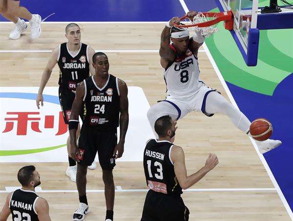 Cameron Johnson machaca de forma irremisilbe la canasta de Jordania en el partido de la última jornada de la primera fase en el que venció con claridad Estados Unidos por 110-62. EFE/EPA/FRANCIS R. MALASIG