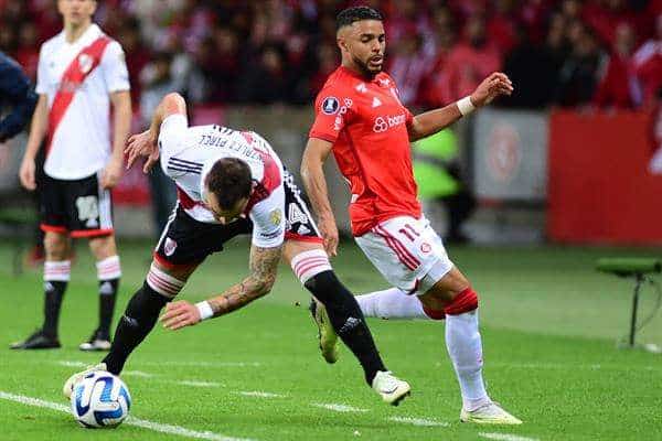Wanderson (d) de Internacional disputa un balón con Leandro González de River este 8 de agosto de 2023, en un partido de los octavos de final de la Copa Libertadores. EFE/ Ricardo Rimoli