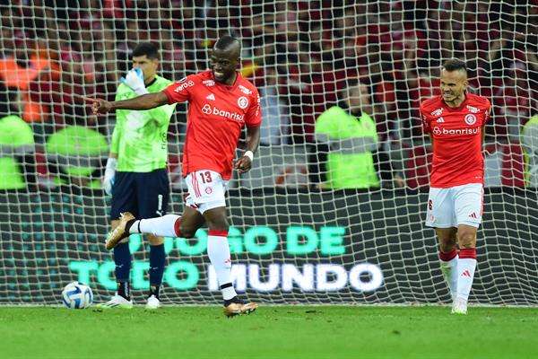 Enner Valencia (i) de Internacional celebra su segundo gol este 29 de agosto de 2023, en un partido de los cuartos de final de la Copa Libertadores entre Internacional y Bolívar. EFE/ Ricardo Rimoli