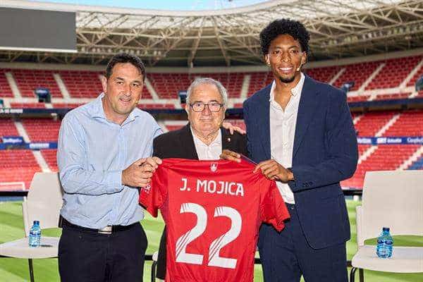 El lateral izquierdo colombiano Johan Mojica, procedente del Villarreal, durante su presentación este martes en el estadio de El Sadar como nuevo jugador de Oasuna en calidad de cedido para la temporada 2023-2024. EFE/ J.P. Urdíroz