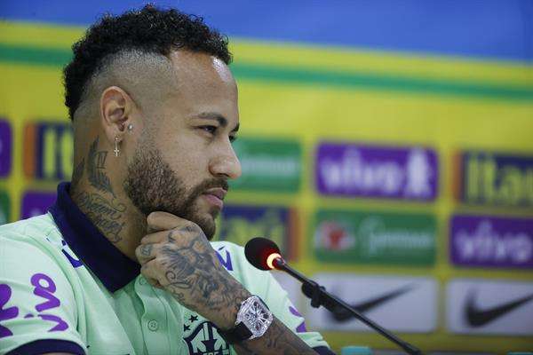 El jugador de la selección brasileña Neymar participa hoy en una rueda de prensa, en el estadio Mangueirão en Belém (Brasil). EFE/Sebastiao Moreira