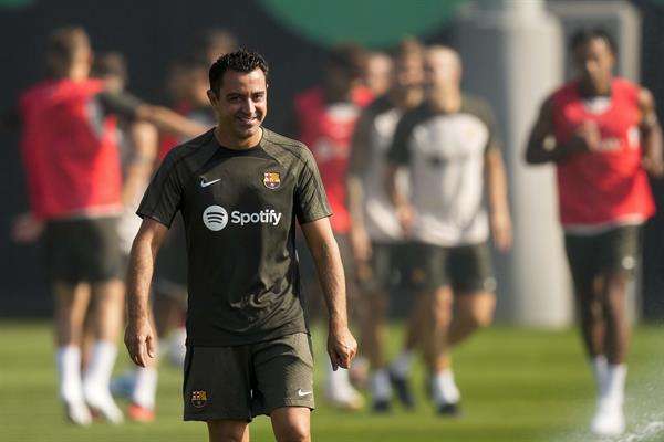 El entrenador del FC Barcelona, Xavi Hernández, durante el entrenamiento que el equipo azulgrana ha realizado en la ciudad deportiva Joan Gamper para preparar el partido de LaLiga que disputarán ante el Sevilla. EFE/Enric Fontcuberta.