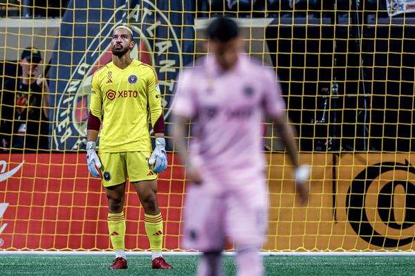 El portero Drake Callender (i) del Inter Miami reacciona ante el Atlanta United en el Mercedes Benz Stadium, en Atlanta, Georgia (EE.UU.), este 16 de septiembre de 2023. EFE/EPA/Erik S. Lesser