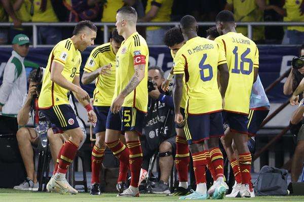 Rafael Santos Borré (i) de Colombia celebra su gol hoy, en un partido de las Eliminatorias Sudamericanas para la Copa Mundial de Fútbol 2026 entre Colombia y Venezuela en el estadio Metropolitano en Barranquilla (Colombia). EFE/ Mauricio Dueñas Castañeda