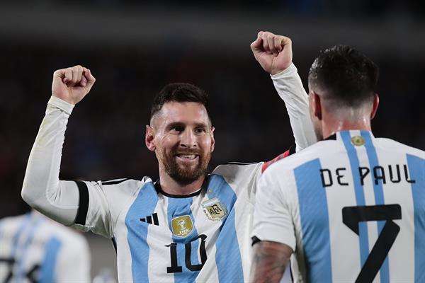 Lionel Messi de Argentina celebra un gol hoy, en un partido de las Eliminatorias Sudamericanas para la Copa Mundial de Fútbol 2026 entre Argentina y Ecuador en el estadio Más Monumental en Buenos Aires (Argentina). EFE/ Luciano González