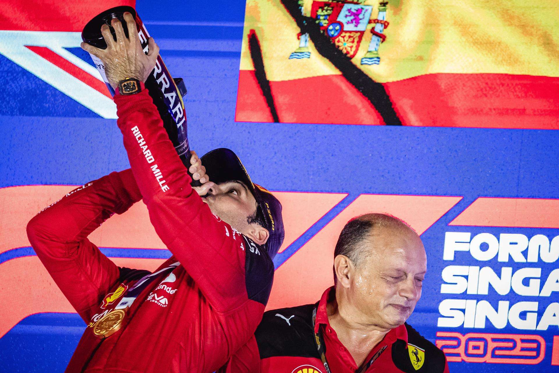 Los reyes felicitan a Carlos Sainz por su "gran victoria" en Singapur