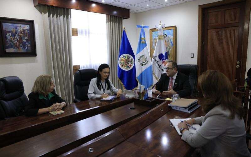 Giammattei se reúne con delegación de la OEA por el proceso de transición