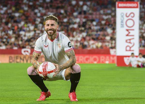 El central Sergio Ramos en su presentación como nuevo jugador del Sevilla FC en el estadio Ramón Sánchez Pizjúan de Sevilla. EFE/ Raúl Caro