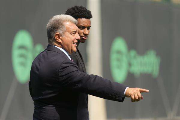 El presidente del FC Barcelona, Joan Laporta, junto al jugador Alejandro Balde durante el acto de renovación del jugador hasta 2028 que se ha celebrado en la ciudad deportiva Joan Gamper. EFE/Enric Fontcuberta