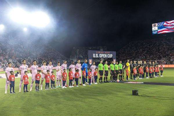 El equipo de Inter Miami (i) y el equipo de Houston Dynamo (d) posan antes del inicio del partido final de la Copa Abierta de Estados Unidos Lamar Hunt. EFE/EPA/CRISTÓBAL HERRERA-ULASHKEVICH
