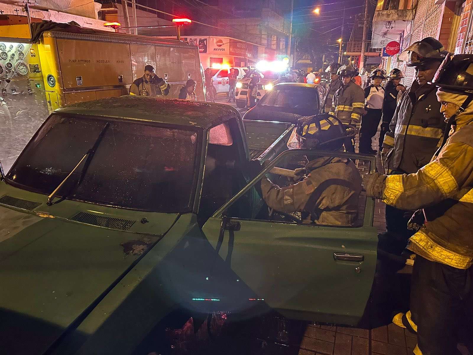 Bomberos controlaron incendio de un vehículo en zona 7 de la capital
