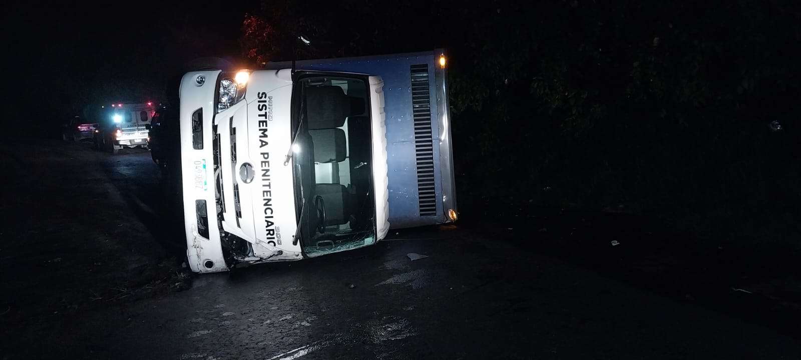 Camión del Sistema Penitenciario sufre accidente en Sololá