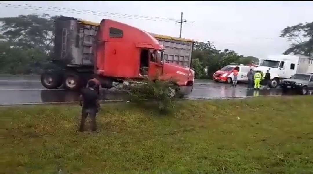 Tráiler derrapado en el km. 68 de la ruta CA-9 ¡Ambas vías bloqueadas!