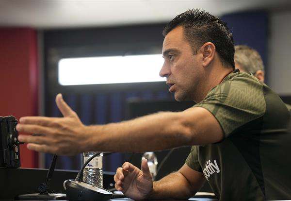 El entrenador del FC Barcelona, Xavi Hernández, durante la rueda de prensa posterior al entrenamiento que el equipo azulgrana ha realizado en la ciudad deportiva Joan Gamper para preparar el partido de LaLiga que disputarán ante el Sevilla. EFE/Enric Fontcuberta.