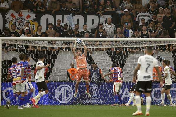João Ricardo (c) portero de Fortaleza atrapa un balón hoy, en un partido de las semifinales de la Copa Sudamericana entre Corinthians y Fortaleza en el estadio Neo Química Arena en Sao Paulo (Brasil). EFE/ Sebastiao Moreira