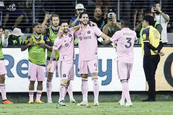 Leonardo Campana (c), del Inter Miami, celebra con sus compañeros Lionel Messi (i) y Dixon Arroyo (d), en una fotografía de archivo. EFE/Etienne Laurent