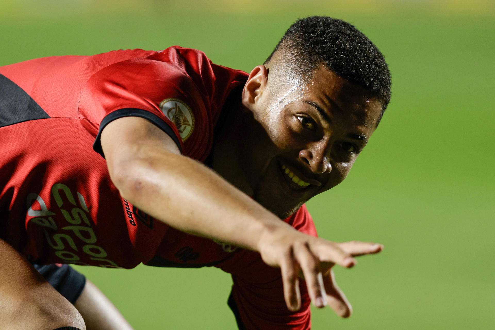 El Paranaense descarta cirugía para el delantero Vitor Roque tras su grave lesión